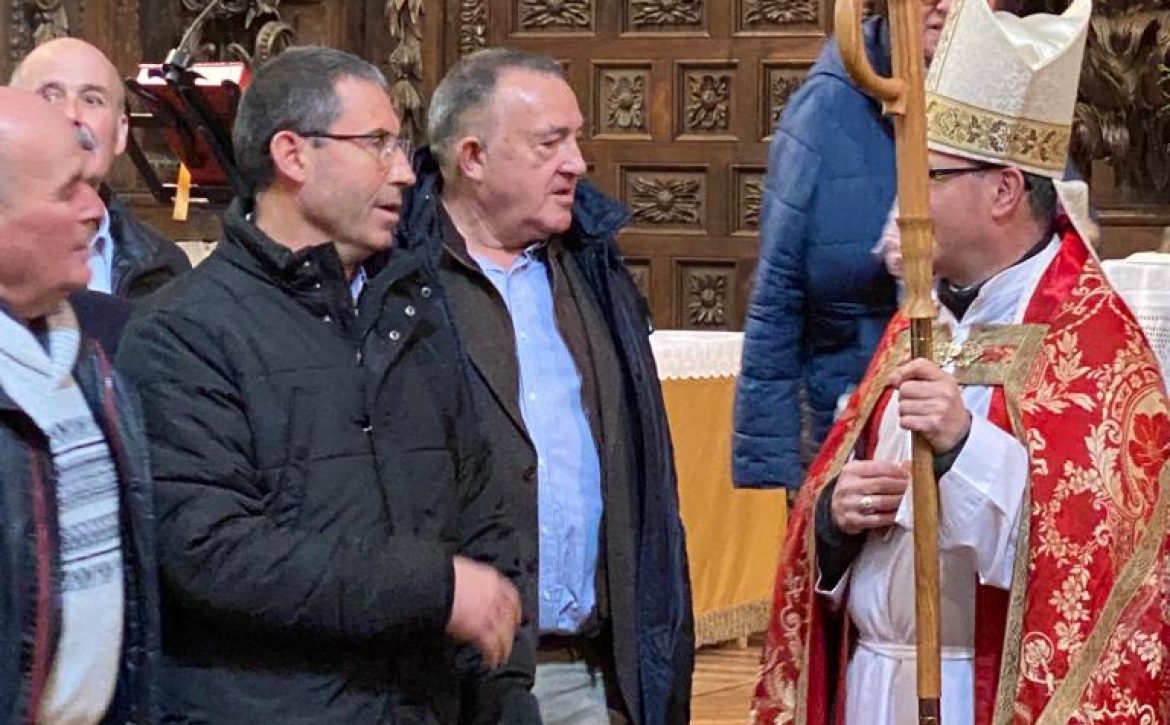 El obispo preside la ceremonia religiosa el día de San Blas