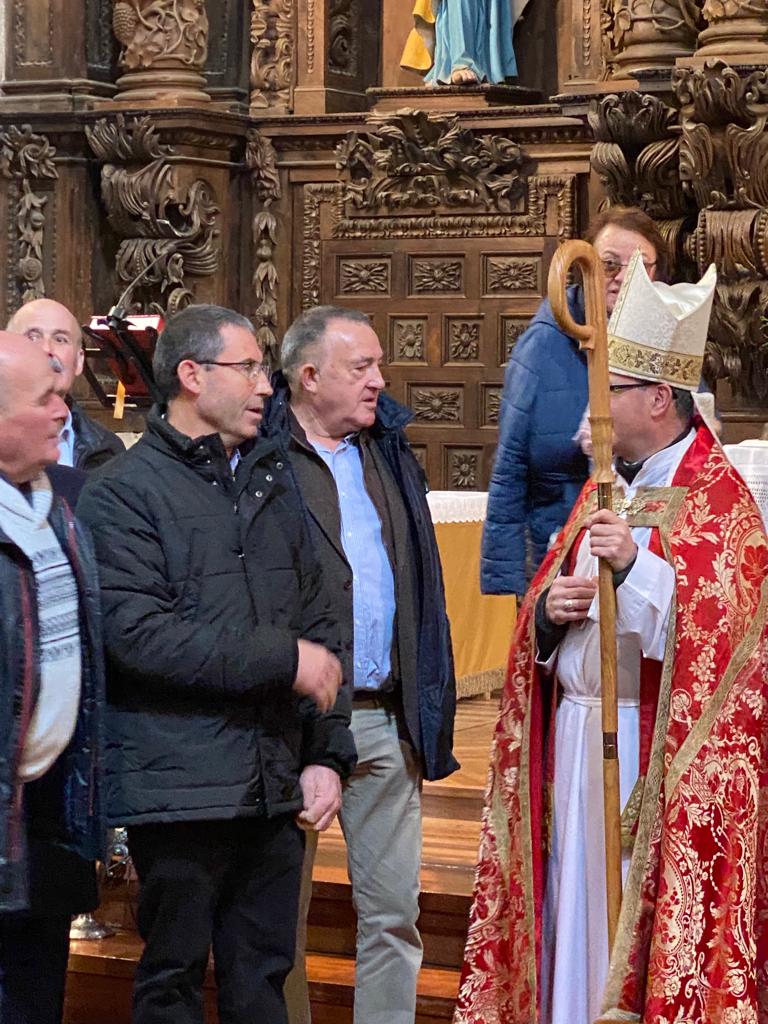 El obispo preside la ceremonia religiosa el día de San Blas